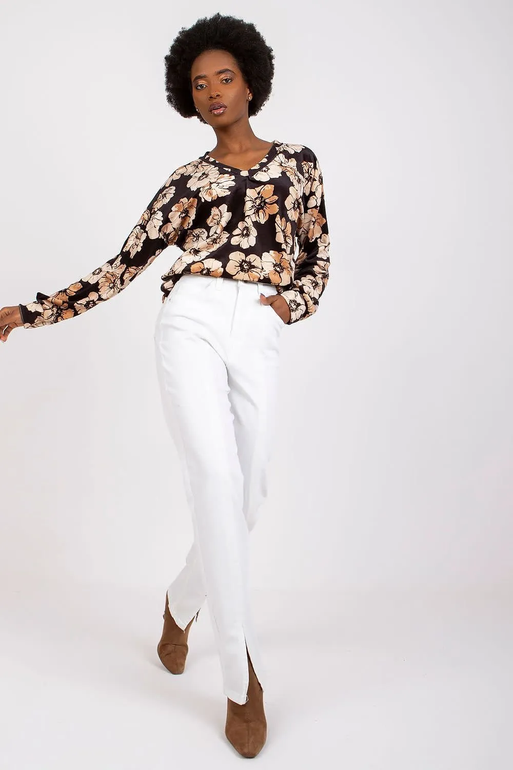 Blouse with long sleeves and a V neckline